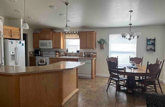 Quiet neighborhood in Bruneau, 3 bedroom, handicap acessible, wifi and AC