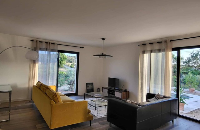 Quiet new villa - private pool - vineyard views