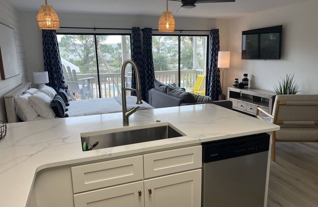 Quiet newly renovated in 2024 Studio. 3 min walk to beach with 3 free bikes.
