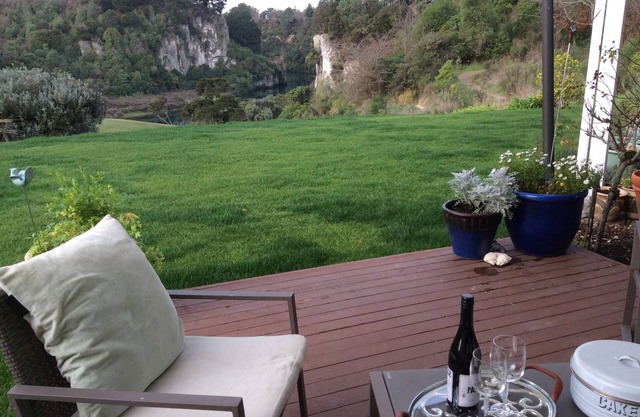 Quiet, peaceful hideaway by the Waikato river.
