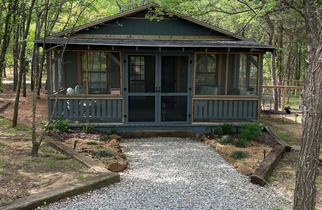 Quiet, peaceful little cabin just one mile from flowing wells marina