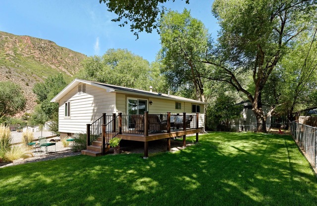 Quiet, pet friendly, enclosed yard, biking trails close by