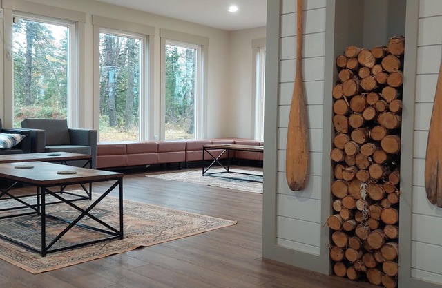 Quiet, private, retreat with waterview. Close to town. Pet friendly.