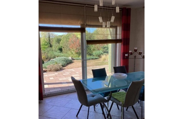 Quiet property in a green setting with swimming pool,