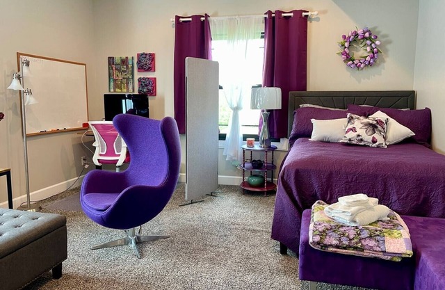Quiet Purple Peace Retreat Close to Downtown Indy-Women Only/Safe and Secure