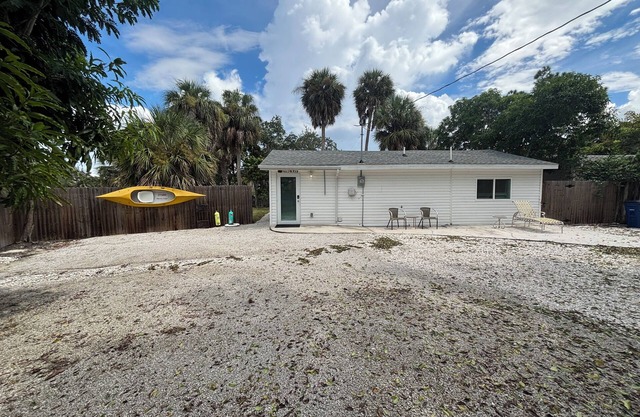 Quiet Quaint Cottage Right on Gulf Access Imperial River Close To Everything