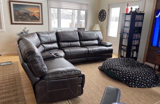 Quiet, Remote, Winter Getaway, fully serviced Lakefront home