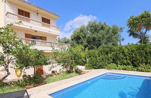 Quiet residential area, beach 300m, pool, rustic kitchen, ideal for families