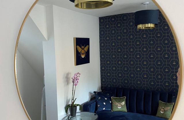 Quiet retreat in centre of Cheltenham - The Mews Flatnfree parking/outside space