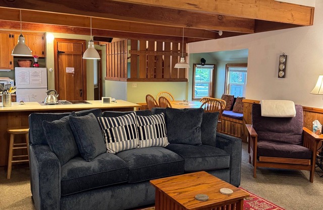 Quiet River Front- Eco Friendly - Easy walk to beach or town. Riverfront.
