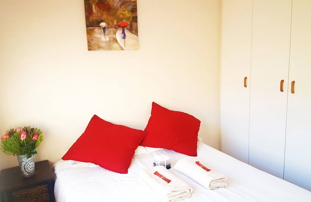 Quiet room in leavy suburb, 5 minutes away from wine farms