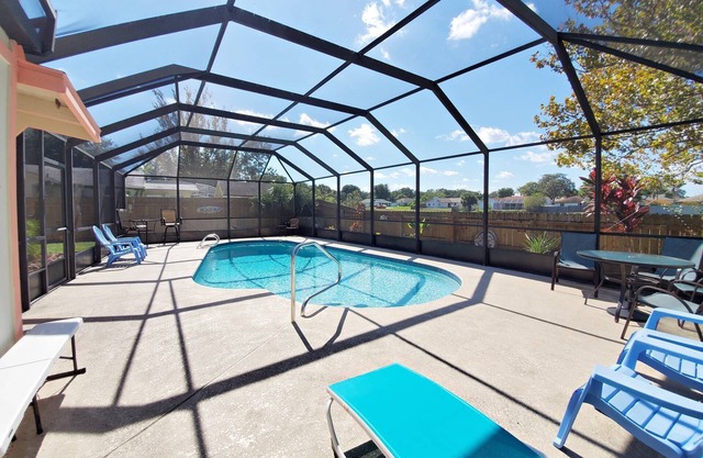 Quiet Screen Pool Home/Daytona Area-Prvt Yard-Pet/Kid Friendly-Near Beach/Attractions-Secure WiFi!