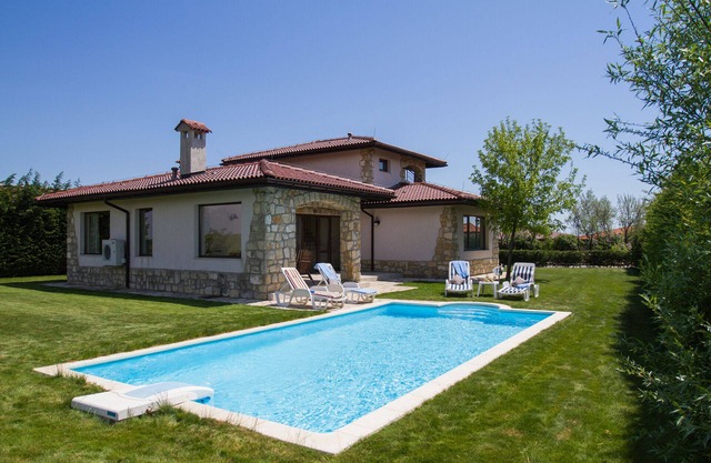 Quiet seaside villa with pool, on PGA golf course, Blacksearama.