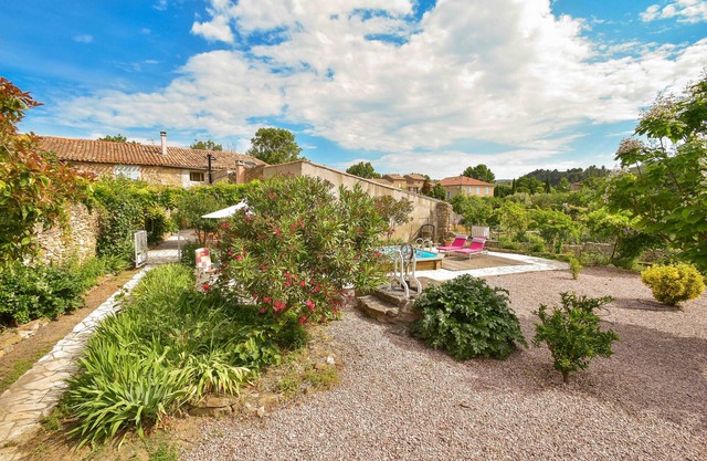 Quiet spacious house with air conditionning with private pool garden in village