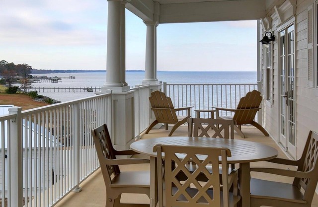 Quiet spacious condo retreat with pool and waterfront views, Inner Banks, NC