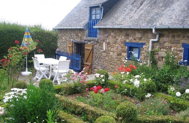 Quiet stone house (half a double house) with garden in idyllic surroundings