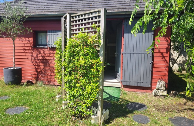 Quiet studio overlooking wooded garden. Close to RER station and shops.