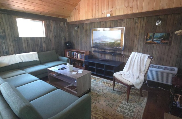 Quiet studio apt w large deck. 15 min to Lanc city, >10 to Spooky Nook Sports