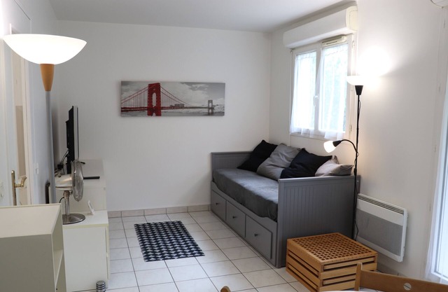Quiet studio on the edge of the Marne, covered parking, fibre optics