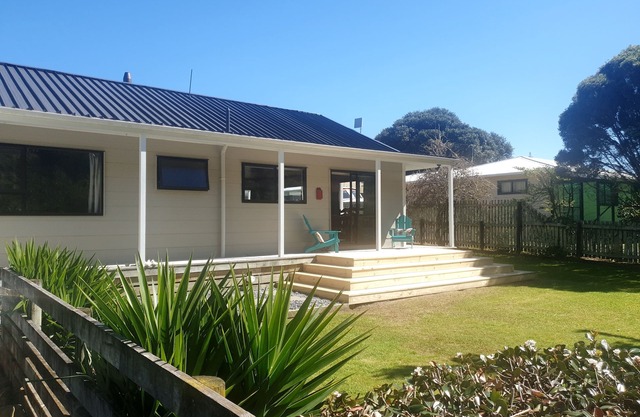 Quiet sun soaked house in Mahia beach