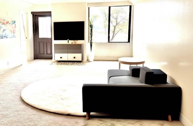 Quiet, sunny and stunning mountain skyline view. New paint and new furniture.