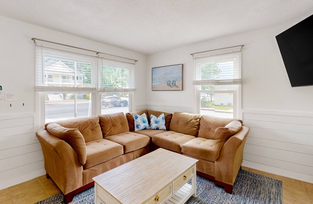 Quiet townhome 3 blocks from beach with balcony, AC, & W/D - near bars/dining