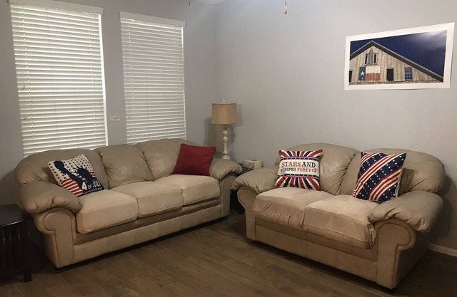 Quiet townhouse, easy access to 1604 and 281