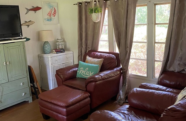 Quiet trailer in the woods 5 miles from Navarre Beach. PET FRIENDLY! FREE WIFI!