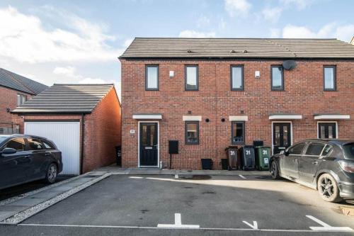 Quiet Two Bedroom House Driveway Parking & Garden