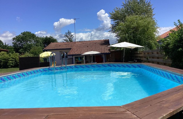 Quiet, very large garden on the edge of the forest and close to beaches.