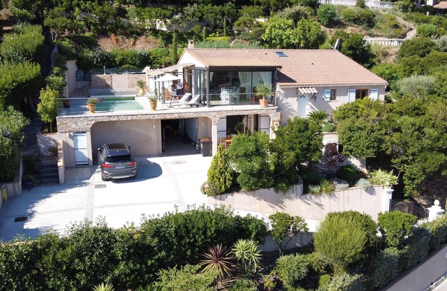 quiet villa, decorated in a Provencal style, with a large terrace and a swimming pool