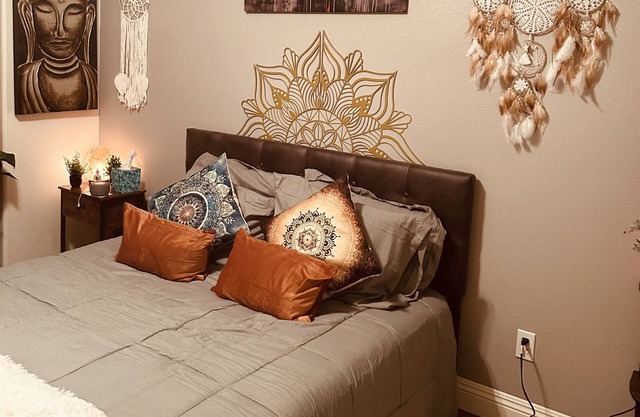 Quiet zen den bedroom / bathroom in safe neighborhood
