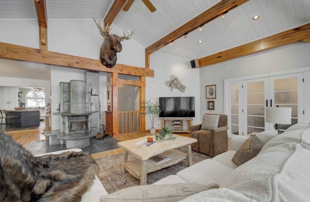 Quinn Peaks Entire 30 Acre Property with a hot tub