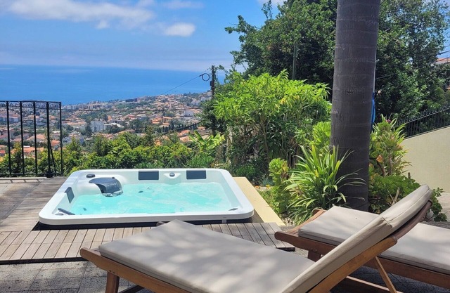 Quinta Martin, spacious villa with views of Funchal and the Atlantic Ocean