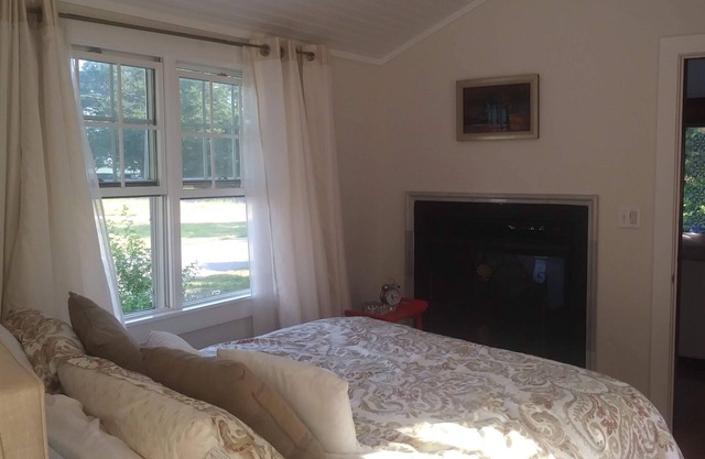 Quintessential 2-bedroom Cape cottage with salt marsh views near Seagull Beach