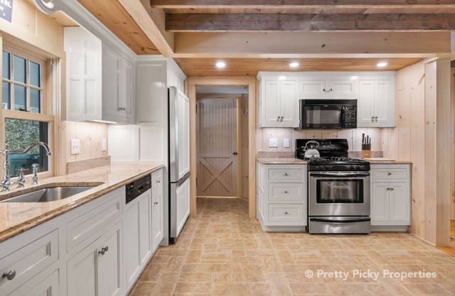 Quintessential Hyannis Port Cottage: Renovated, Putting Green, Walk to Beach: 135-HYP