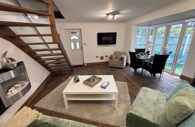 Quirky 2-Bed Brentwood Home Near High St and Station