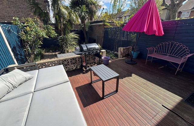 Quirky 3 bed house in East London-garden with palm trees,1.5 bathrooms