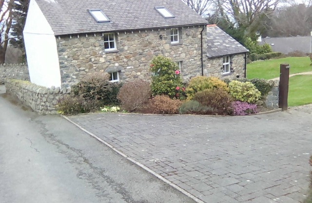 Quite country cottage. In easy reach of Town and beach.