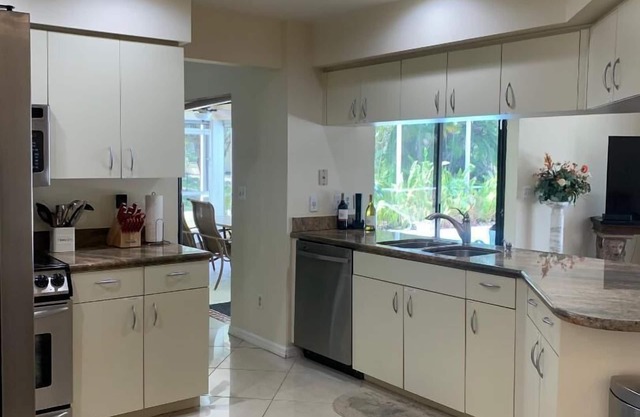 Quite rural 3 bedroom 2 bathroom home with pool & lanai, fenced with gates