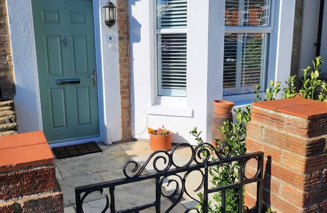 Quite, spacious ground floor flat. 5 mins from sea