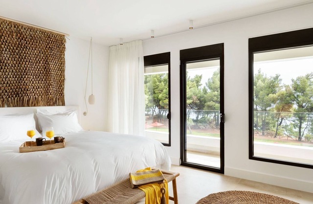 R 1321 Villa with Three Bedrooms and Private Pool