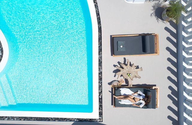 R 1476 Cave Stone with Bottle of Wine upon Arrival, Garden View & Side Sea View.