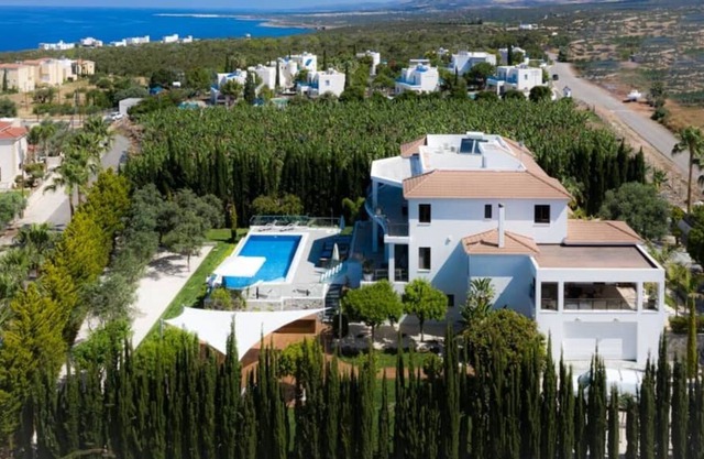 R 1489 Luxury Boutique Villa with Pool ,Own Bar , Sun Beds & Verneda.
