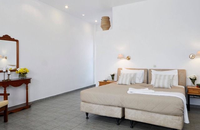 R 3143 Villa Firmin - Milos Villas Hotel Santorini With Daily Maid Service.Air Conditioning & Sid