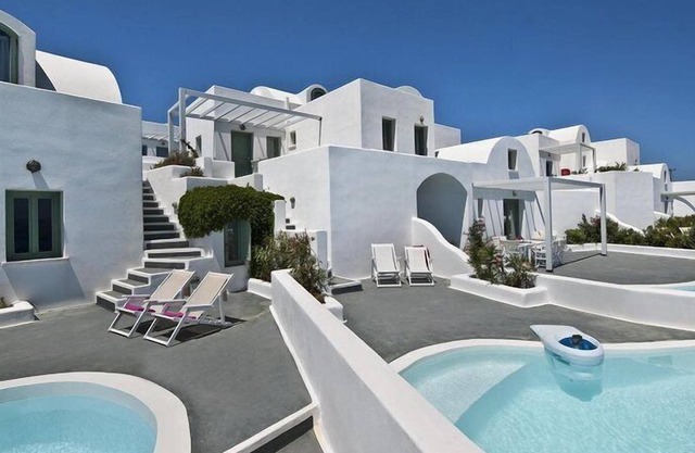 R 3411 Villa Jacey With Bath Amenities ,Kitchen & Sitting Area.