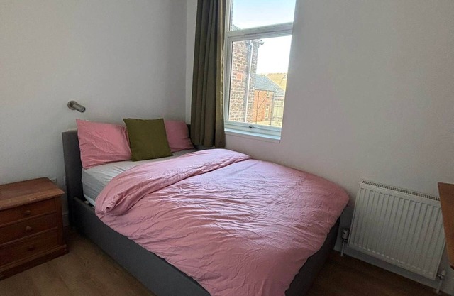 R3 - Bright Ensuite Double Room near Liverpool