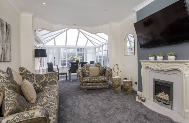 Racecourse Retreat - sleeps 9 guests in 5 bedrooms