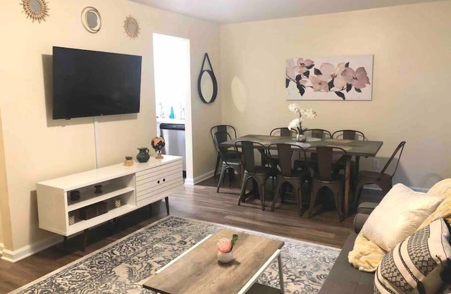 * Radiant Retreat * King Bed * Long Term Stays *