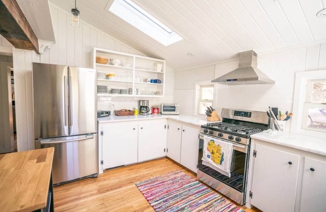Rail Trail Cottage: Charming Kingston Home